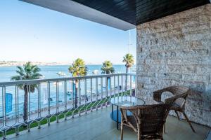 a balcony with a table and chairs and the ocean at Cascais Bay Terrace ii in Cascais