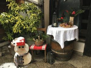 una mesa con un muñeco de nieve sentado junto a un barril en Gostišče Smuk, en Križe