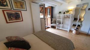 a living room with a bed and a room with a window at Strasbourg dans maison individuelle au calme in Schiltigheim