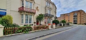 un bâtiment situé sur le côté d'une rue dans l'établissement CORBIERE GUEST HOUSE, à Weston-super-Mare