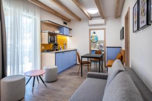 sala de estar con sofá y cocina en Zsóry Liget Camping & Resort en Mezőkövesd