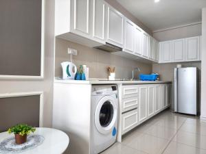 Kuchyň nebo kuchyňský kout v ubytování Cozy Suite @ I-City