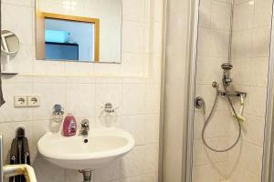 Koupelna v ubytování 1 Zimmer Apartment mit Balkon