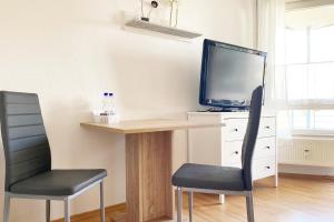 TV a/nebo společenská místnost v ubytování 1 Zimmer Apartment mit Balkon