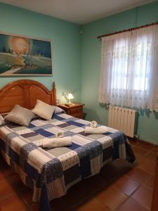 ein Schlafzimmer mit einem großen Bett mit Handtüchern darauf in der Unterkunft La alacena de Jose y Rosi in Sierra Nevada