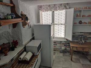 GorafeにあるCueva Navarroのキッチン(白い冷蔵庫付)、窓