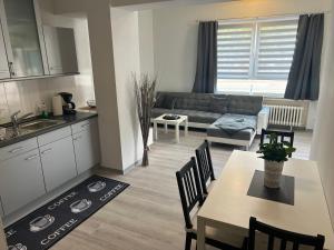 a kitchen and living room with a table and a couch at Ferienwohnung am Park in Holzminden