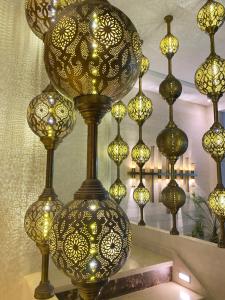 a bunch of gold and black vases on display at Hotel Atlantis Mazagan in Douar Draoud