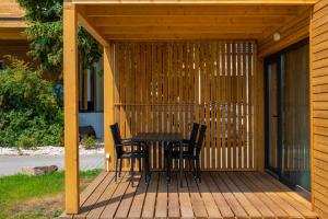 Balkón nebo terasa v ubytování Zsóry Liget Camping & Resort