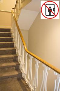 una foto di scale con un cartello non fumatori sul muro di Keystone House a Londra