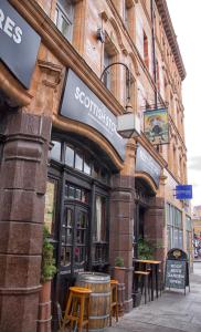 ein Restaurant an der Seite eines Gebäudes in der Unterkunft Keystone House in London