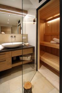 ein Badezimmer mit einer Badewanne und einem Waschbecken in der Unterkunft Bergzauber Wohlfühlchalets in Bolsterlang