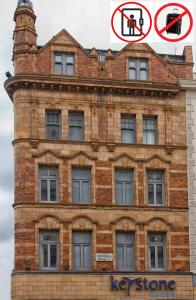 un bâtiment en brique avec une tour d'horloge en haut. dans l'établissement Keystone House, à Londres