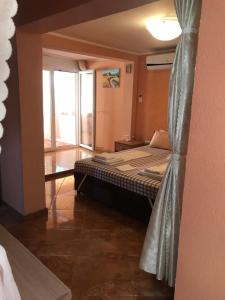 een slaapkamer met een bed in een kamer bij Holiday home Orange family apartments in Utjeha