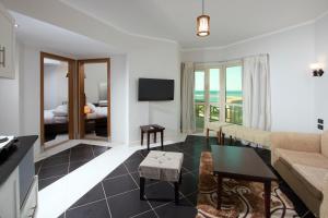 - un salon avec un canapé et une table dans l'établissement Royal Beach Serviced Apartments, à Hurghada