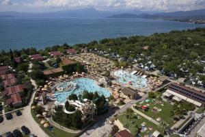 eine Luftansicht eines Resorts mit einem großen Pool in der Unterkunft Piani di Clodia Holidaypark in Lazise