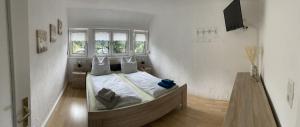 ein Schlafzimmer mit einem großen Bett in einem Zimmer in der Unterkunft Haus Sonnenblick in Oberschönau