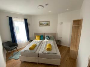 a bedroom with a large bed with yellow pillows at Residence JORADO in Manning