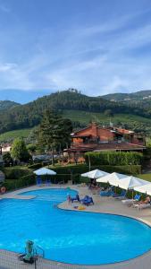 una gran piscina con sombrillas y un complejo en Aurelia Rta Detta il Cascinale, en Montignoso