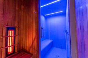 baño con ducha a ras de suelo junto a una puerta de cristal en Wellness guesthouse Passendale *****, en Zonnebeke