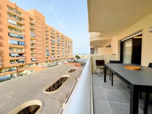 balcone con tavolo e vista sulla città di Luxury Family Holiday Homes - Sol Playa Fuengirola a Fuengirola