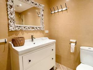 bagno con lavandino e specchio di Luxury Family Holiday Homes - Sol Playa Fuengirola a Fuengirola