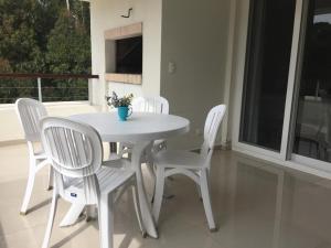 a white table and chairs in a room with a window at Green Park in Punta del Este