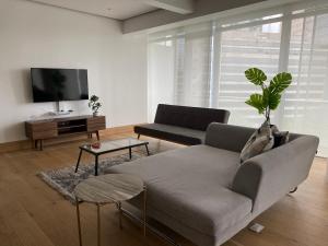 sala de estar con sofá y TV en Loft, en Ciudad de México