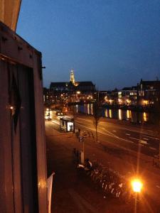 
a street filled with lots of traffic at night at Turfhuys aan het Spaarne in Haarlem
