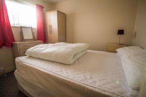 1 dormitorio con 2 camas, vestidor y ventana en Lovely 5 Berth Chalet In Hemsby Nearby Great Yarmouth Ref 73034c, en Hemsby