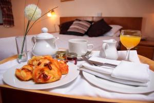 uma mesa com um prato de comida e uma bebida em Beaufort Park Hotel em Mold