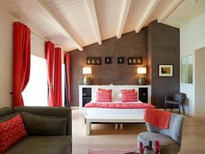 a bedroom with a bed with red pillows at Villa de L'Eclusier in Saint-Martin-de-Ré