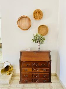 une commode en bois avec un vase dessus dans l'établissement Casa dos Trevos, 5 Bedroom Villa with Pool, à Lagos