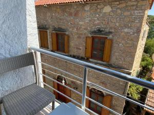 un gato sentado en un balcón junto a un edificio en Blue otel çeşme en Cesme