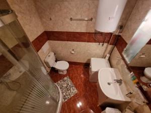 Baño pequeño con aseo y lavamanos en Privilege Fort beach Apartman Sveti Vlas 61m2 en Elenite