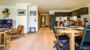 a dining room and kitchen with a table and chairs at Appartement Green in Chamonix