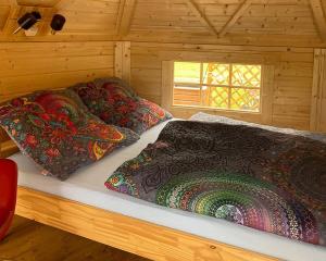 two pillows on a bed in a wooden cabin at Camping Oase Wahlhausen in Wahlhausen