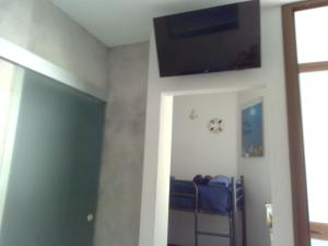 een kamer met een flatscreen-tv aan de muur bij Sea and Blue Sky 2 in Calimera