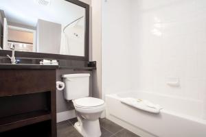 Koupelna v ubytování Sandman Hotel Saskatoon