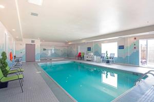 una gran piscina en una habitación de hotel en Sandman Hotel Saskatoon en Saskatoon