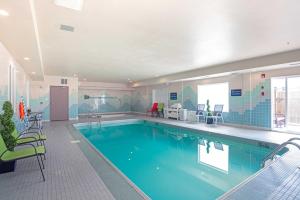 uma grande piscina num quarto de hotel em Sandman Hotel Saskatoon em Saskatoon