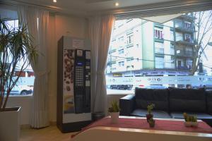 ein Wohnzimmer mit einem Sofa und einem großen Fenster in der Unterkunft Nuevo Horizonte Hotel in Mar del Plata