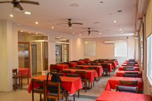 un comedor con mesas y sillas rojas en Nuevo Horizonte Hotel en Mar del Plata