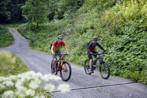 duas pessoas a andar de bicicleta numa estrada de terra batida em Burtscherhof in Braz em Ausserbraz