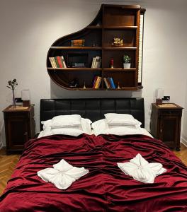 Varga Apartman في شوبرون: غرفة نوم بسرير كبير عليها وسادتين