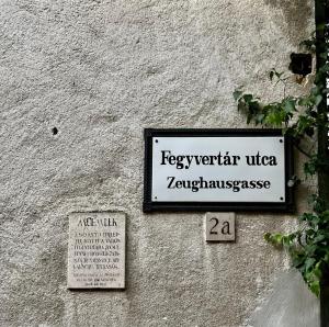 Certyfikat, podpis lub inny dokument wystawiony w obiekcie Varga Apartman