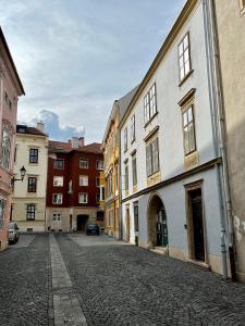 pusta ulica w mieście z budynkami w obiekcie Varga Apartman w mieście Sopron