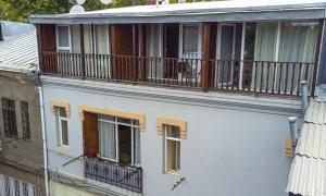 un edificio blanco con balcón en la parte superior en Family Hotel Avlabar en Tiflis
