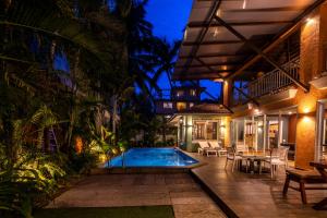een huis met een zwembad in een tuin bij Luxury private pool serviced Villa in Candolim