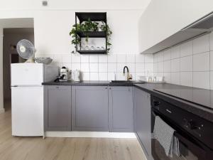 kuchnia z białą lodówką i zlewem w obiekcie SPACIOUS & quiet Apt - Old Town & Kazimierz w Krakowie